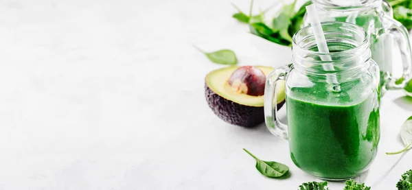 Färsk gjort grön smoothie i flaska — Stockfoto