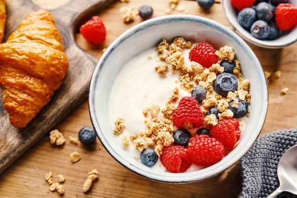 Leckeres Frisches Frühstück Mit Joghurt Müsli Und Obst Einer Schüssel — Stockfoto