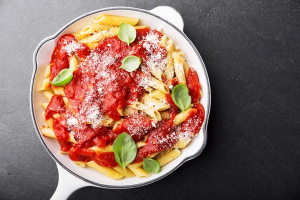 Macarrão italiano penne de tomate servido em panela — Fotografia de Stock