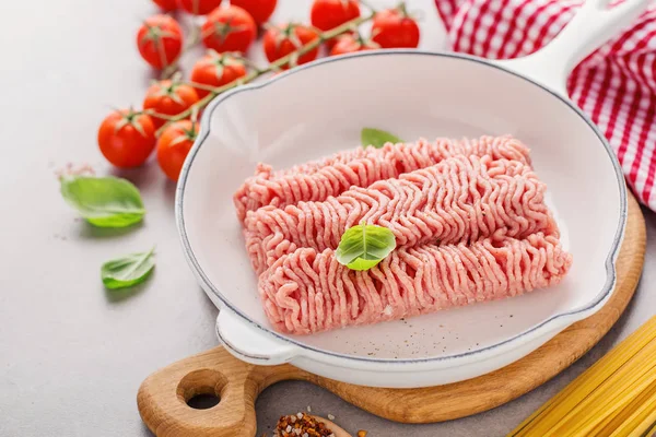 Carne proaspătă tocată cu condimente pe masă — Fotografie, imagine de stoc