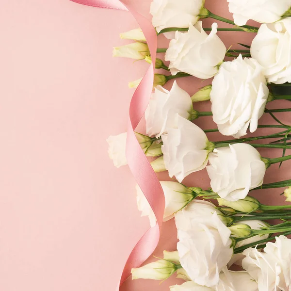 Boeket van witte rozen met roze lint — Stockfoto