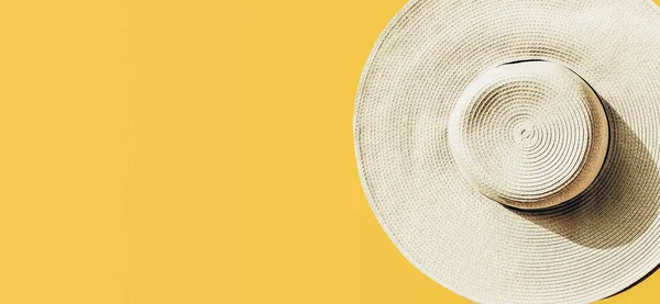 Sombrero de paja sobre fondo soleado amarillo brillante — Foto de Stock