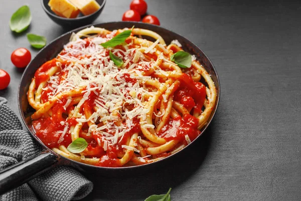 Pasta italiana con salsa de tomate y queso — Foto de Stock