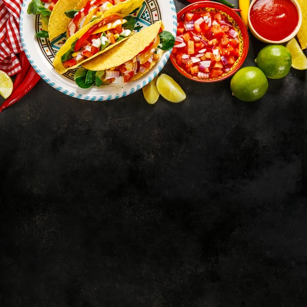 Ízletes étvágygerjesztő taco zöldségekkel — Stock Fotó