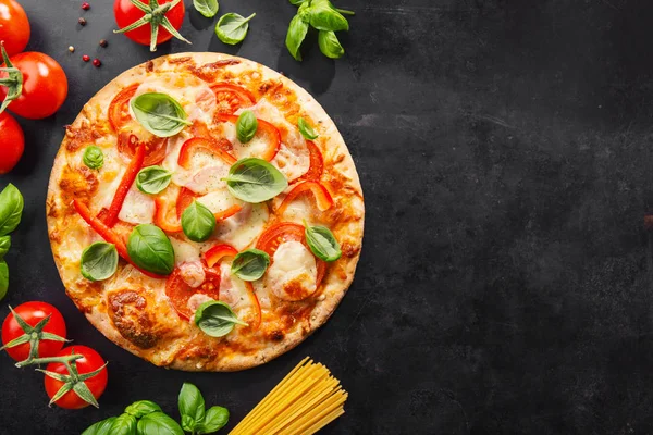 Lezzetli vejetaryen pizza koyu arka plan üzerinde