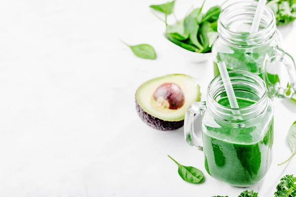 Fresh made green smoothie in bottle — Stock Photo, Image