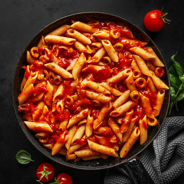 Macarrão penne clássico com molho de tomate — Fotografia de Stock