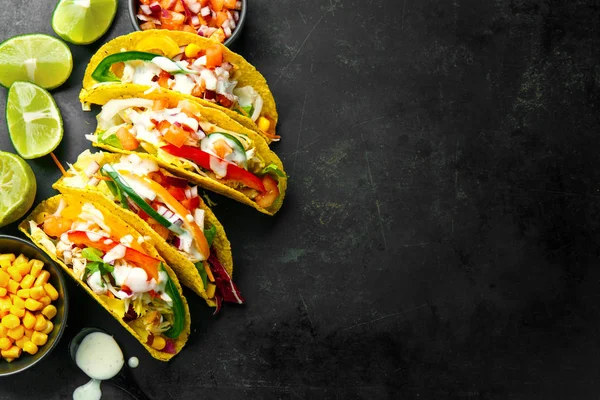 Sabrosos tacos apetitosos con verduras —  Fotos de Stock