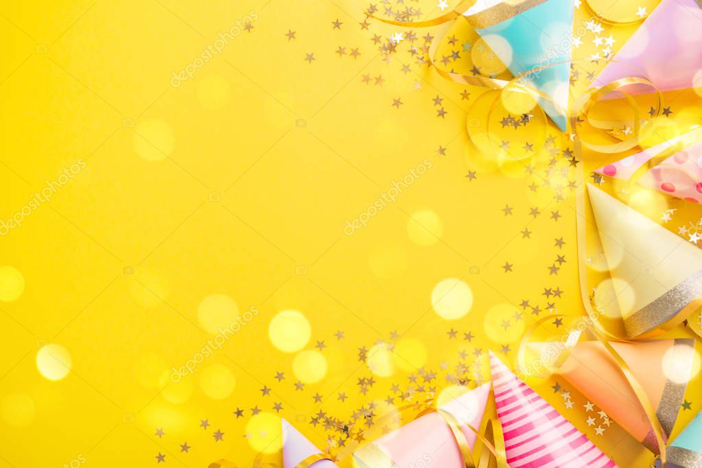 Sfondo festa di compleanno su giallo - Foto Stock: Foto, Immagini