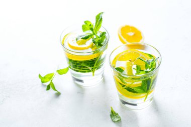 Bardaklarda aşılanmış sağlıklı su içeceği 