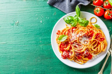 Domates sosu ve parmesan ile lezzetli İtalyan pizza 