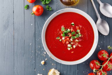 Lezzetli yaz domates çorbası kasede servis