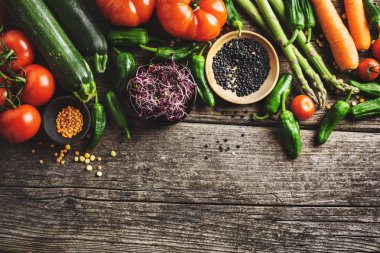 Ahşap arka planda farklı sebzeler