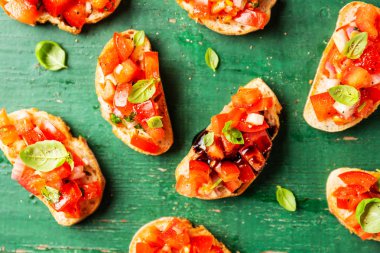 Klasik İtalyan bruschetta ahşap tahta üzerinde hizmet