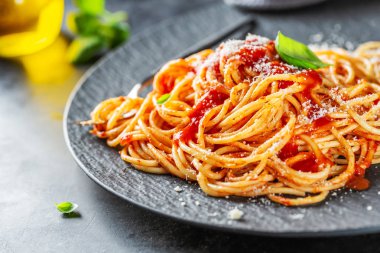 Domates sosu ve parmesan ile lezzetli İtalyan pizza 