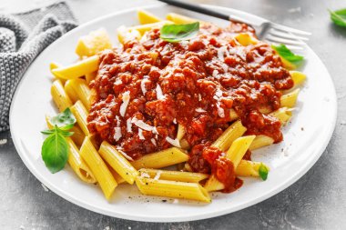 Bolonya penne makarna tabakta servis