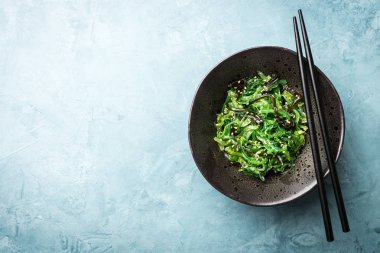 Deniz yosunu salatası servis ve yemeye hazır