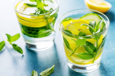 Bardaklarda aşılanmış sağlıklı su içeceği 