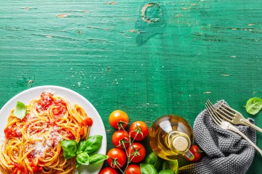 Domates sosu ve parmesan ile lezzetli İtalyan pizza 