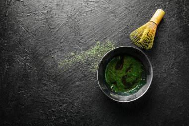 Karanlıkta siyah kase matcha çay