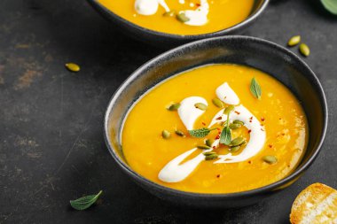 Kabak kremalı çorba kase içinde hizmet