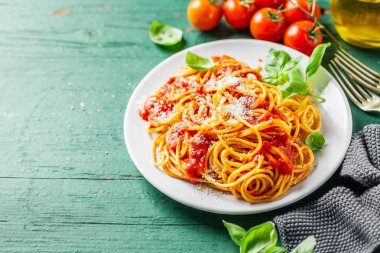 Domates sosu ve parmesan ile lezzetli İtalyan pizza 