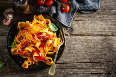 Domates sosu ve parmesan ile lezzetli İtalyan pizza 