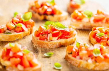 Klasik İtalyan bruschetta ahşap tahta üzerinde hizmet