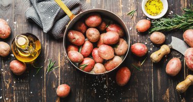 Ahşap masada baharat ile çiğ organik patates