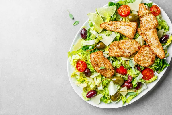 Salada de frango com legumes e azeitonas — Fotografia de Stock