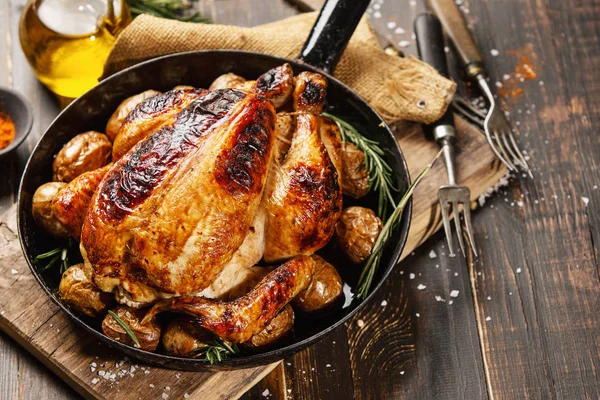 Baked whole chicken with spices on pan — Stock Photo, Image