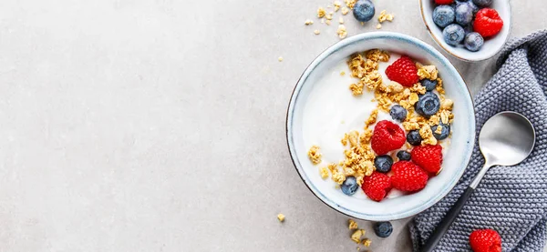 Joghurt mit Beeren und Müsli in Schüssel — Stockfoto