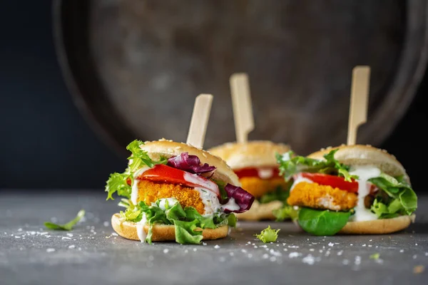 Burger with chicken patty and vegetables — Zdjęcie stockowe