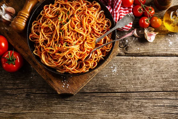 Espaguetis italianos con salsa de tomate en sartén — Foto de Stock