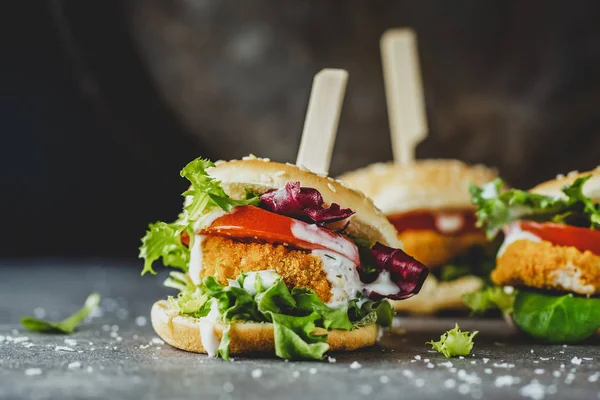 Hamburger con polpettine di pollo e verdure — Foto Stock