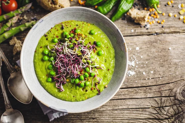 在碗中供应健康的绿色豌豆汤 — 图库照片