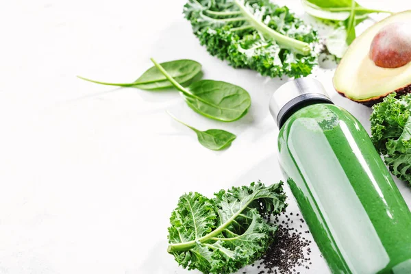 Fresh made green smoothie in bottle — Stock Photo, Image