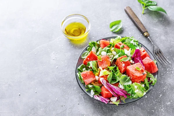 Salada de verão com melancia e folhas de salada — Fotografia de Stock