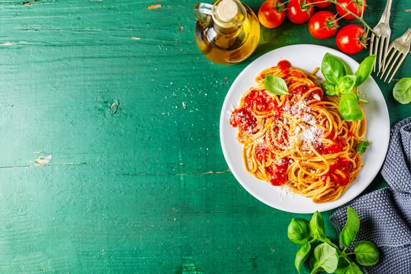 Domates sosu ve parmesan ile lezzetli İtalyan pizza — Stok fotoğraf