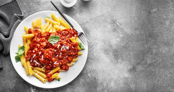 Bolonya penne makarna tabakta servis — Stok fotoğraf