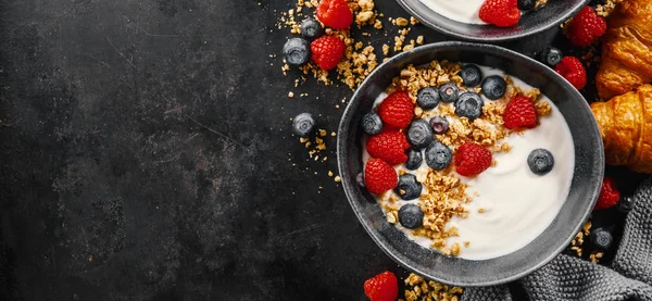 Йогурт с ягодами и мюсли в миске — стоковое фото