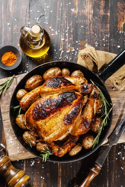 Gebakken hele kip met specerijen op pan — Stockfoto