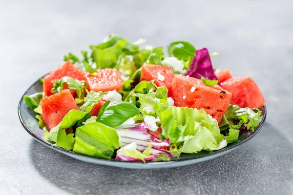 Ensalada de verano con sandía y hojas de ensalada —  Fotos de Stock