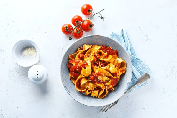 Sabrosa pizza italiana con salsa de tomate y parmesano — Foto de Stock