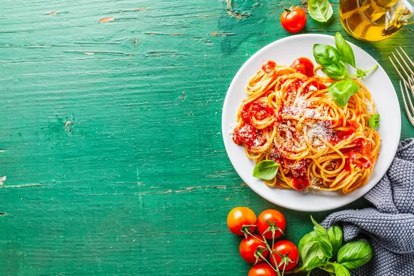 Domates sosu ve parmesan ile lezzetli İtalyan pizza — Stok fotoğraf