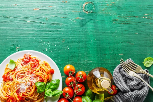 Gustosa pizza italiana con salsa di pomodoro e parmigiano — Foto Stock