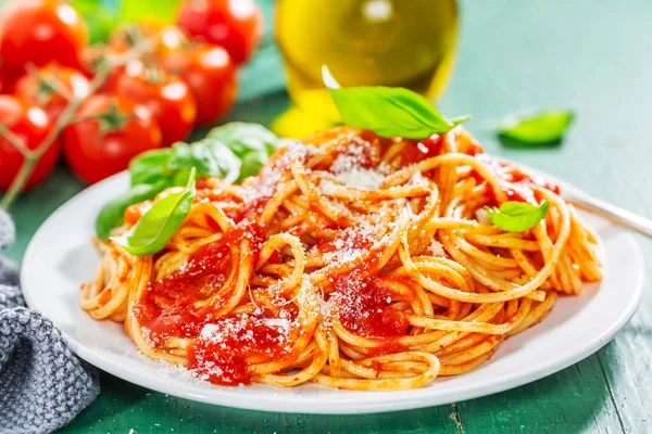 Smakelijke Italiaanse pizza met tomatensaus en Parmezaanse kaas — Stockfoto
