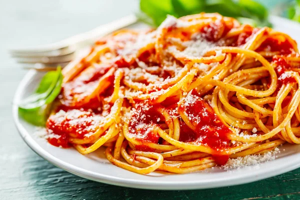 Smaczna Włoska Pizza z sosem pomidorowym i parmezaem — Zdjęcie stockowe