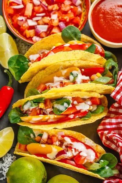 Tacos apetitosos saborosos com legumes — Fotografia de Stock