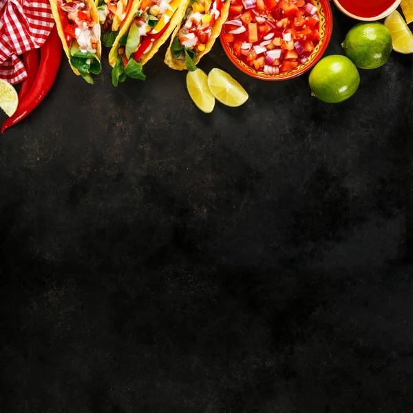 Sabrosos tacos apetitosos con verduras — Foto de Stock